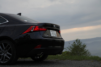 スポーツセダンらしい躍動感を表現したリアビュー。