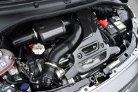 エンジンには大型のフロントレーシングインタークーラーやBMC製カーボンエアクリーナーボックスなどを採用。排気系にはアクラポヴィッチ製デュアルステージエキゾーストシステムが用いられている。