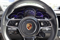 メーターは中央のタコメーターのみメカ式で、その他はすべてカラーディスプレイ。