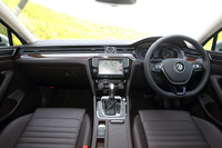 「パサートTSIハイライン」のインテリア。TSIハイラインと「Rライン」には、フォルクスワーゲンの純正SSDナビゲーションシステムが標準装備される。