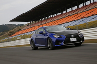 メインストレートを行く「RC F“カーボン エクステリア パッケージ”」。