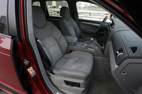 カイエンGTSには、カイエンの他のモデルではオプションとなるサポート性の高いスポーツシートが標準装備となる。また、カイエン・ターボと同じくインテリアの要所要所にレザーがあしらわれる。