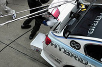 なにやら白い固形物がトランクに積まれた。