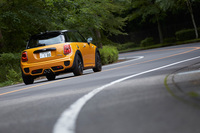 多彩なボディーカラーは車種を問わない「MINI」の魅力。テスト車には「ボルカニック・オレンジ・ソリッド」が用いられていた。