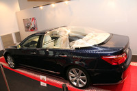 アルベール2世大公の結婚式に使われた「レクサスLS600hL ランドーレット」。