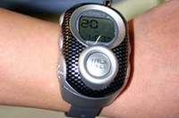 アルファオーディオはこんなユニークなものも扱っている。一見するとちょっと変わった腕時計だが、これでも立派なトランシーバー。この夏発売予定。