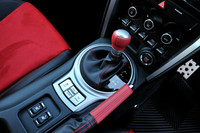 6段MT以外にも、6段AT仕様も用意される。セレクターの手前に、右から乱れた挙動を安定させる「VSC」のスポーツモードへの切り替え、走行モードの「スポーツ」と「スノー」との切り替え、VSCカットオフの各ボタンが並ぶ。「スポーツ」に設定すると、エンジンレスポンスが俊敏になり、シフトタイミングも変更される。シフトダウン時のブリッピング機能も付く。