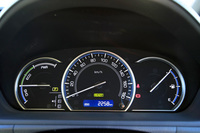 3眼式のオプティトロンメーター。兄弟車の「ヴォクシー／ノア」とは異なるデザインのものが採用されている。
    