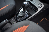 
    シフトセレクターの後方にはECOモードスイッチが備わる。ECOモードでの走行では燃料消費が最大で約10％抑えられるという。
    