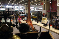 エッフェル塔オブジェを囲んで集められた、「新しいエネルギー」のクルマたち。