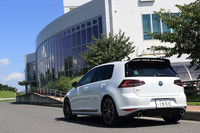 「クラブスポーツ」は「GTI」シリーズの誕生40周年を記念した限定モデルであり、「トラックエディション」は400台、「ストリートエディション」は350台の限定販売となる。