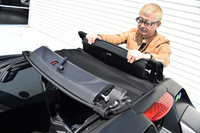 「ロールトップ」と呼ばれるルーフは、その名の通り、左右から“巻き取る”タイプ。取り外したあとは、フロントのボンネット下に収納する。
    