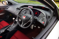 スペースシップをイメージしたというインパネ。湾曲した扇型の面にi-VTEC／REVインジケーターやエアコンなどの操作ボタンが配置される。