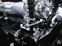 フロントサスペンションのアップ。マツダは次期型「ロードスター」について、現行モデルと比較して100kg以上の軽量化を目指すとしている。
    