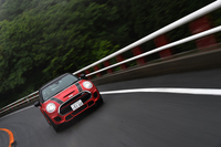 新型「MINIジョンクーパーワークス」が0-100km/h加速に要する時間は6.1秒。先代に比べて0.6秒短縮されている。
    