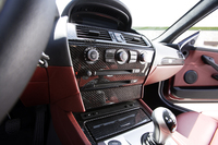 パネルはピアノペイントブラック、オプションでウッドトリムも選べるという。リアルスポーツを名乗るM6だが、ベース車と同様リアシートや、大きなラゲッジスペースが備わる。