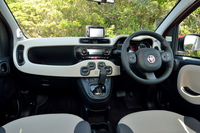 運転席まわりの様子。インストゥルメントパネルの助手席側には、例えば小物を置くなど、多目的に使える大きなくぼみが設けられている。
    