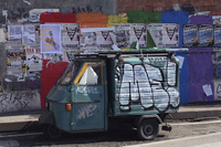 【写真9】ミラノ・ポルタ・ジェノヴァ駅にて。カメレオンのごとく壁に溶け込んでしまっている「アペ」。