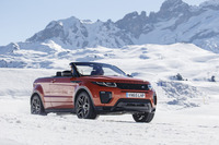 雪上コースを行く。最低地上高は208mm。ちなみに渡河は水深500mmまで可能とのこと。