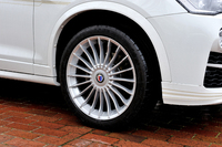 タイヤサイズは前が255/40ZR20で、後ろが285/35ZR20。ランフラットタイヤは履かないのがアルピナの伝統。