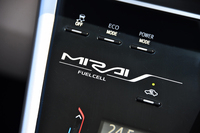 センターコンソールには、走行モードの選択ボタンが備わる。走行モードによらずエアコンを制御できる「エコ空調モードスイッチ」も別途設けられている。
    