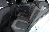 ホイールベースの延長により、リアシートのレッグルームは15mm拡大された。