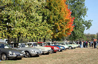 紅葉が美しいパリ近郊でパレード参加車が集まり、巨大ミーティング会場となった。