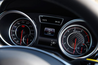 カーボン調の装飾が施された2眼式のメーター。速度計の目盛りは320km/hまで刻まれている。