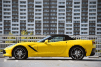 ルーフは、3重構造のソフトトップ。クローズ状態から約20秒でフルオープンにできる。50km/hまでなら走行中でも開閉可能だ。（写真をクリックするとルーフの開閉アクションが見られます）