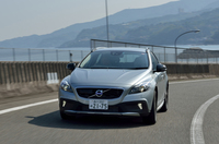 
	「V40クロスカントリー T5 AWD」には、「インテリセーフ10」と呼ばれる運転支援システム群のほか、歩行者保護用のエアバッグや、ヒルディセントコントロールなどが備わる。
	