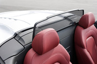 走行中の風の巻き込みを軽減するウインドディフレクターは標準装備。