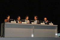 この日のパネルディスカッションに参加した、パネラーの面々。写真左から、須田恵里子氏（環境省 水・大気環境局 自動車環境対策課）、宮田秀明氏（東京大学大学院工学系研究科）、姉川尚史氏（東京電力 技術開発研究所 電力推進グループ）、グレン・シュミッド氏（BMW AG）、ウルリッヒ・クランツ氏（BMW AG）。