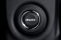 走行モードを切り替えるドライブモードセレクター。「4WD ECO」モードの新設により、従来型にあった「2WD」モードは廃止された。（写真＝三菱自動車）