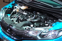 新開発のハイブリッドユニット。出力も燃費も、先代モデルより向上した。
    