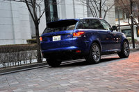 エクステリアには空力性能を高めるため、各所に専用の空力パーツが装備されている。