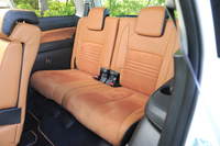 3列目シートは5：5の分割可倒式で、リクライニング調整機構も備わる。