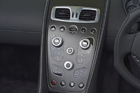 センターパネルは、エアコンとインフォテインメントの操作部が触覚フィードバック（ハプティクス）機能付きのフェザータッチ・ガラスボタンとなっている。