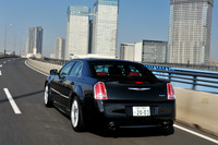 トランクリッドの後端に控えめな形状のリアスポイラーが載る。突き出た直径10cmの大径デュアルエキゾーストパイプが「SRT8」の証し。