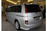 
	助手席側の両ドアは、トヨタいわく「センターピラー内蔵型」。大型リインホースメントおよび4ヶ所のドアロックを設定することにより、運転席側センターピラーと同等の強度と剛性を確保し、パノラマオープンドアの開放感と衝突時の生存空間の確保を両立させた、と謳われる。
	 