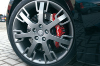 20インチ・ホイールはGTS専用デザイン。デュアルキャスト・フロントディスクにブレンボ製の6ポッド・モノブロック・キャリパーを組み合わせる。