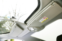 天井まで回り込んだフロントウィンドウによる、開放的な前方視界も「C4ピカソ」の特徴。まぶしい時は、写真のようにサンバイザーを前方へ引き出すことができる。
    