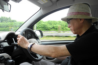 新東名をドライブしたのは金曜日の昼どき。下り線の交通量は予想に反して少なくて、どうせ現場を見るのなら、定期便の大型トラックが走りだす夕方を狙えばよかったかも、と、少しだけ後悔の言葉を口にしながら「フィアット・パンダ」のハンドルを握る著者。