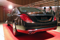 「メルセデス・マイバッハS550」のリアビュー。