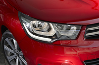 今回の改良では、外観デザインの変更もトピック。シャープな意匠となったヘッドランプには、エンジン始動とともに白色に点灯し、ウインカーと連動して点滅するLEDランプが追加された。
    