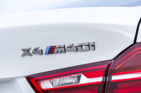 リアエンブレム。高性能モデルであることを示す、トリコロールの“M”が添えられる。