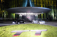 【Movie】夜の巨大美術館で、新型「アウディTTクーペ」初お披露目の画像