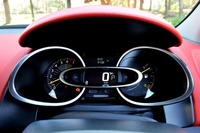 メーターデザインに変更はなし。タコメーター（左）のレッドゾーンも従来通り6000rpmから。