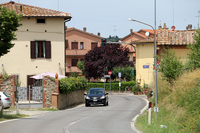 地方道は、頻繁に村を通過する。必ず制限速度を守るべし。