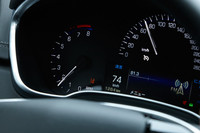 「レーン・ディパーチヤー・ウォーニング」の警告はメーターパネル内にも表示される。