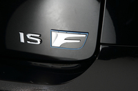 レクサスのハイパフォーマンスモデルであることを示す「F」のエンブレム。トヨタのホームグラウンドである富士スピードウェイにあやかったものだ。